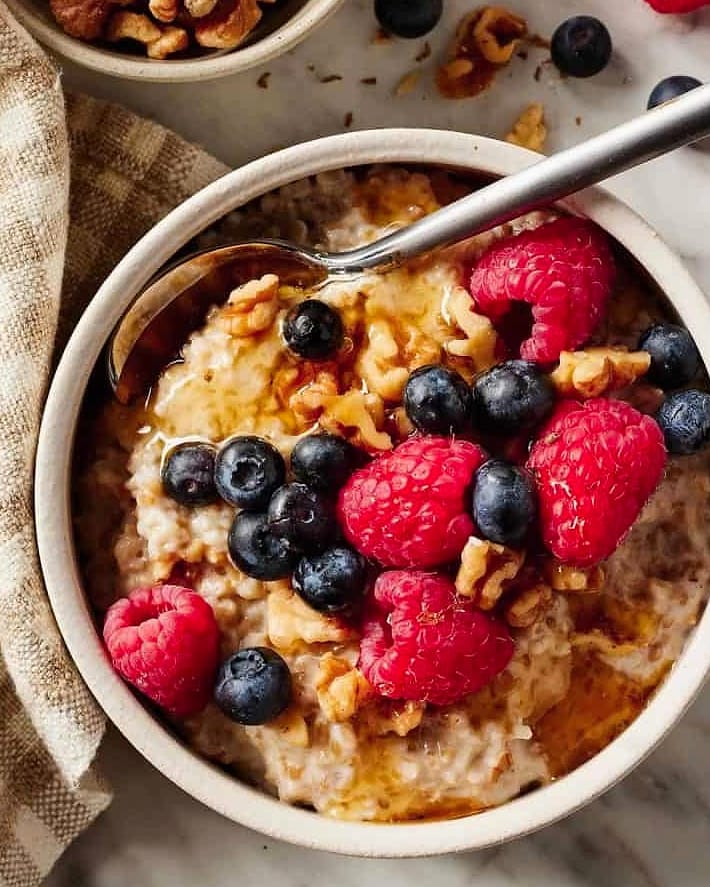21 Low Cholesterol Recipes That Are Big On Flavor & Heart-Smart 2 Oatmeal with Fresh Berries and Chia Seeds