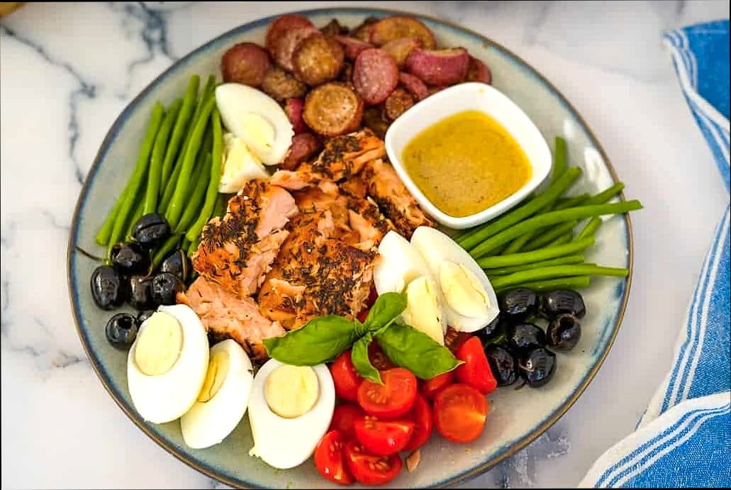30 Calorie Deficit Meals That Are Full Of Flavor (Not Sad!) 23 Salmon Nicoise Salad